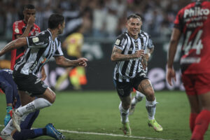 Vargas após marcar um gol contra o Athletico PR no Mineirão