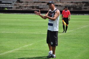 Everton Goiano próximo ao gramado