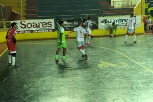 Vila Nova e Corumbaiba se enfrentando no futsal