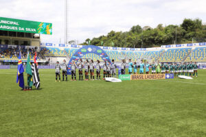 Santos e Palmeiras perfilados durante Ladies Cup