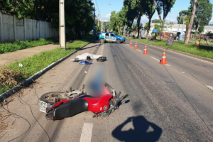 Motociclista morre após bater em poste de iluminação pública em Goiânia