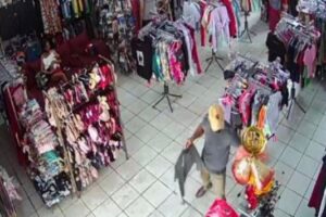 Crime aconteceu em uma loja de roupas femininas em Jaraguá. (Foto: Captura)