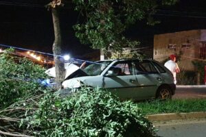 Carro colide com árvore e deixa duas pessoas feridas em Catalão