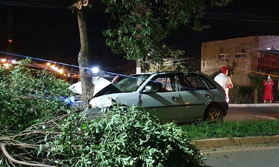 Carro colide com árvore e deixa duas pessoas feridas em Catalão