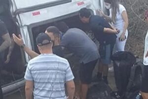 Os feridos foram encaminhados para um hospital em Campina Grande. Acidente com banda de Gusttavo Lima deixa cinco feridos na Paraíba
