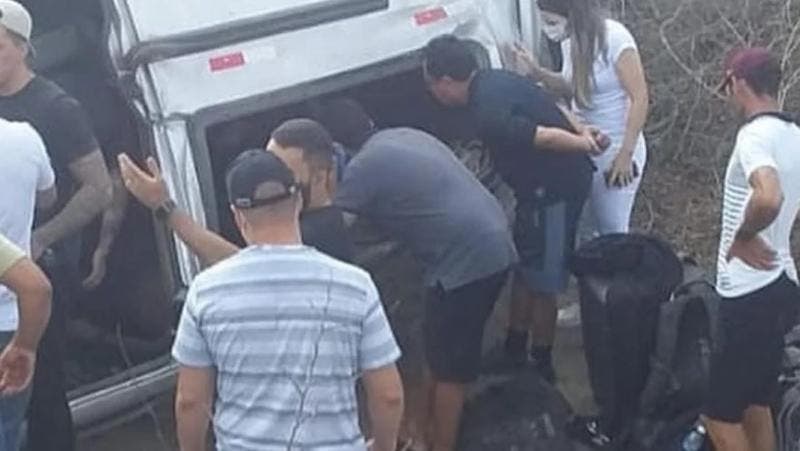 Os feridos foram encaminhados para um hospital em Campina Grande. Acidente com banda de Gusttavo Lima deixa cinco feridos na Paraíba