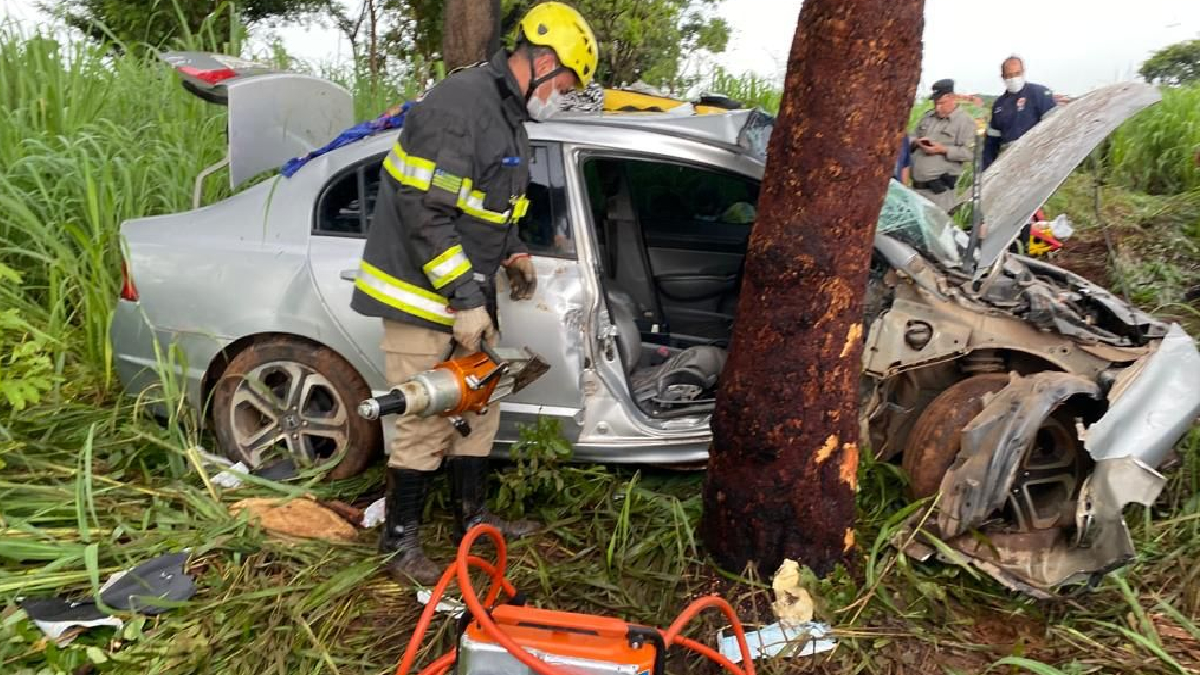 Em meio à chuva, carro capota e bate contra árvore na BR-153, em Rialma