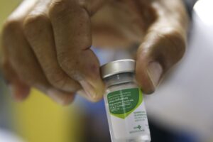 Vacina atual não tem componente contra H3N2, diz infectologista goiano
