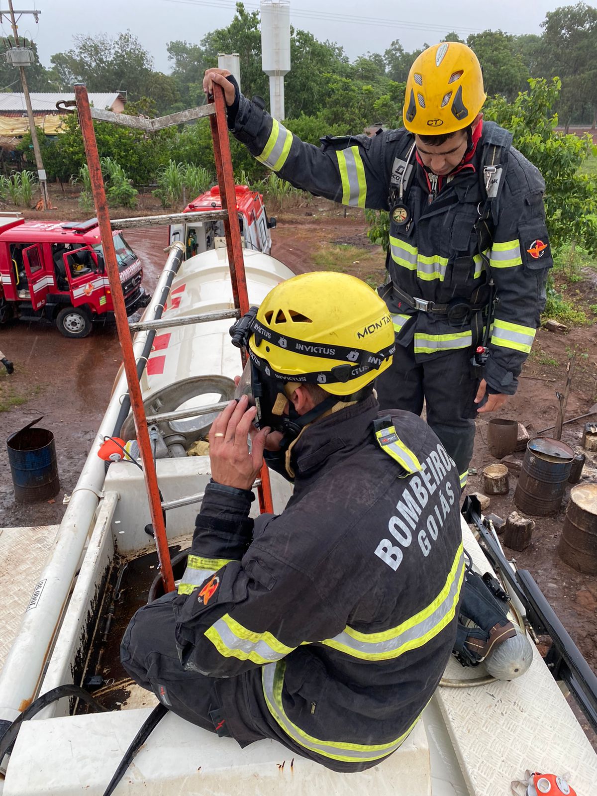 Bombeiros resgatam homens que inalaram gases tóxicos durante limpeza de tanque de caminhão, em Porangatu