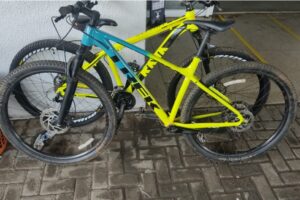 Dois homens foram presos suspeitos de tentarem vender duas bicicletas furtadas pela internet, em Goiânia. Itens estão avaliados em R$ 18 mil. (Foto: divulgação/PM)