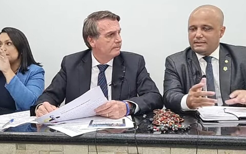 Bolsonaro e Major Vitor Hugo em live