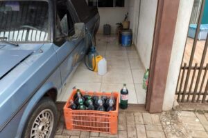 Homem é preso por estocar e revender combustível contrabandeado em garrafas pet
