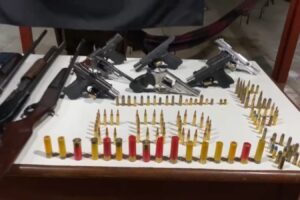 O grupo criminoso que morreu após confronto com a PM em Araçu tinha armas de grosso calibre e emulsão explosiva, (Foto: divulgação/PM)