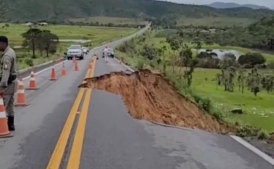 Comerciantes de Cavalcante e Teresina de Goiás relatam prejuízos após cratera na GO-118