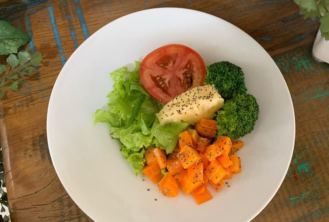 salada com alface, tomate, brócolis, cenoura e abacaxi, opção entre os restaurantes em Goiânia 