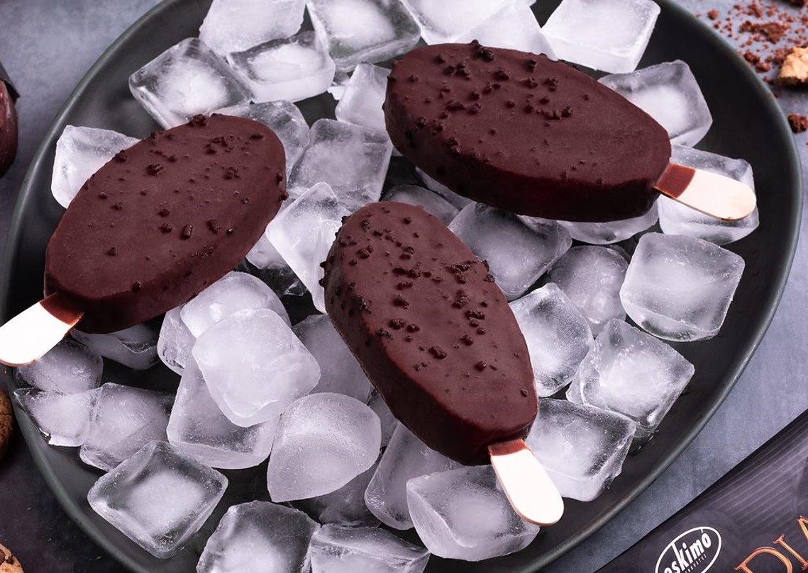 picolés skimo, colocados sobre cubos de gelo. Opção da Eskimo Sorvetes, opção para tomar sorvete em Aparecida de Goiânia