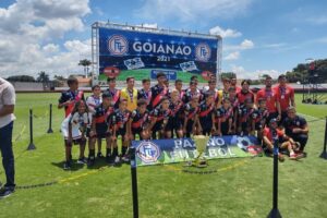 Elenco do Atlético-GO campeão na categoria sub-13