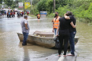 'Parece cena de pós-guerra', diz voluntária sobre município destruído pelas chuvas na Bahia