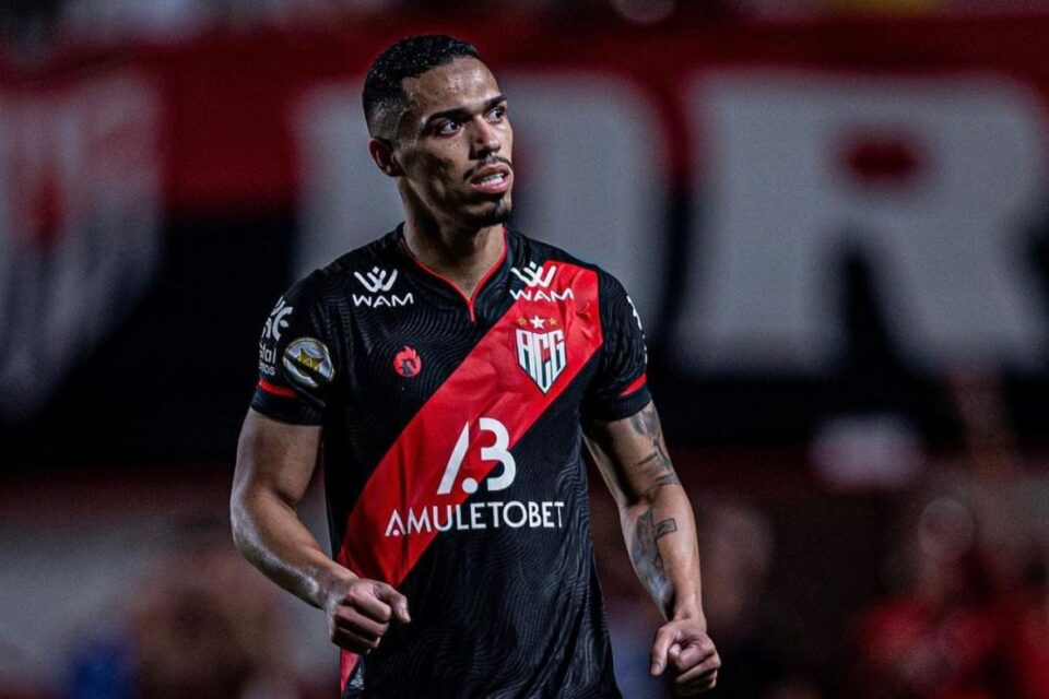 Zagueiro Éder atuando pelo Atlético Goianiense