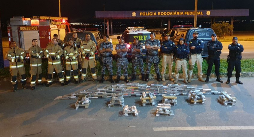 Policiais apreendem 126kg de maconha na BR-070, em Águas Lindas de Goiás (Imagem: PRF)