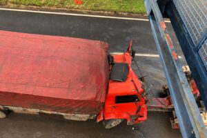 Colisão entre caminhão e carreta na BR-153 deixa uma pessoa ferida, em Aparecida (Foto: Divulgação - Leitor Mais Goiás)