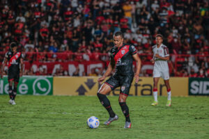 Marlon Freitas em ação contra o Flamengo