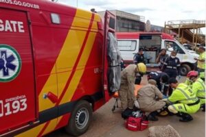 Motociclista fica ferido após bater na traseira de caminhão na BR-040, em Luziânia