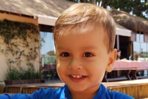 Uma família de Rio Verde iniciou, na última semana, uma campanha para conseguir doadores de medula óssea para um menino de 2 anos. (Foto: reprodução)