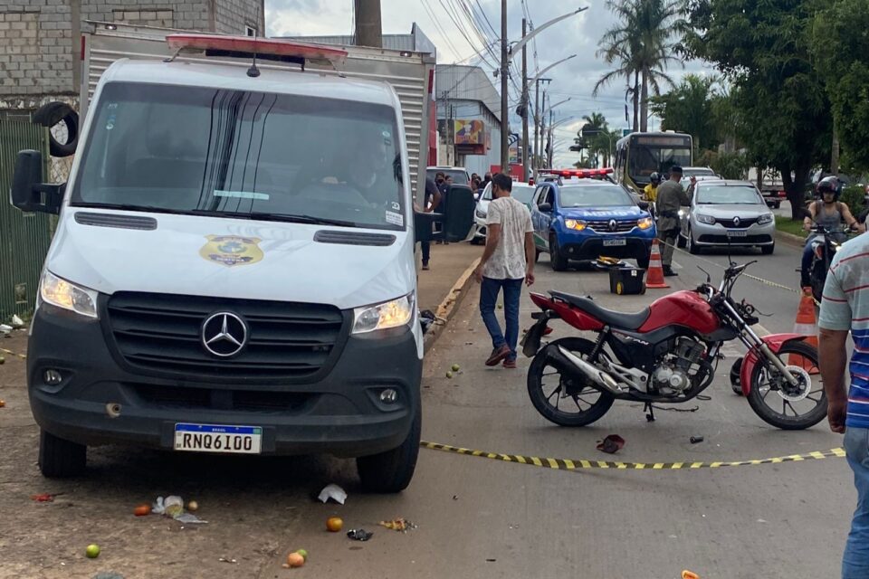 Motociclista carregava uma caixa de isopor com frutas e verduras, que ficaram espalhadas pela pista. (Foto: Jonathan Cavalcante/Mais Goiás)