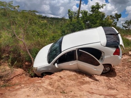 Outro veículo recuperado foi encontrado abandonado, em Aparecida (Foto: Divulgação - SecomAparecida)