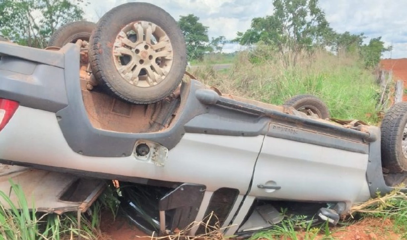 Motorista perde controle de carro e capota na GO-210, em Davinópolis