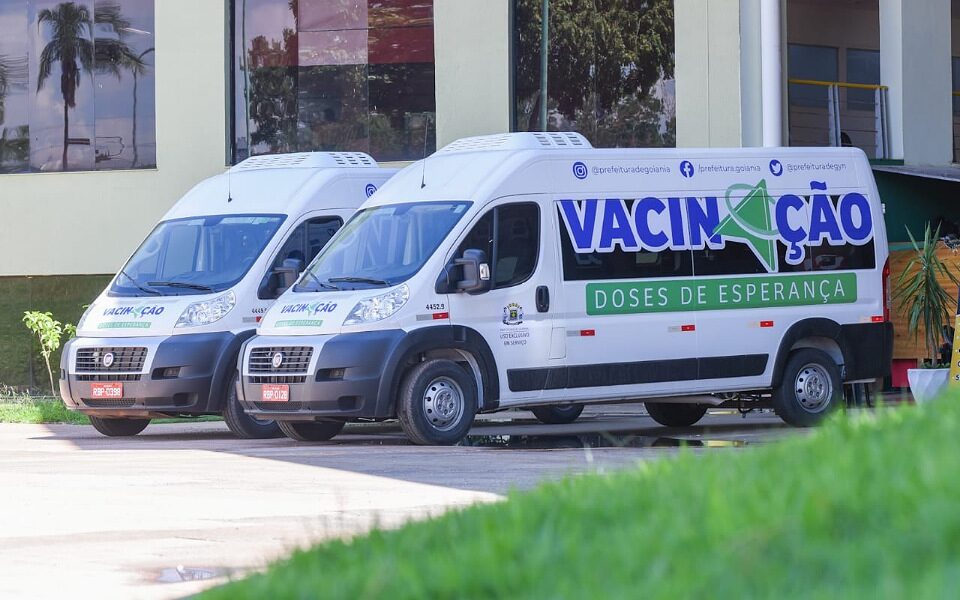 Vans da vacina atendem no supermercado Carrefour nesta quinta-feira (20), em Goiânia