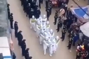 Cidade na China faz 'desfile da humilhação' com suspeitos de violarem lockdown