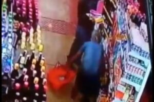 Idosa é suspeita de furtar garrafas de whisky de um supermercado em Anápolis Foto: Captura