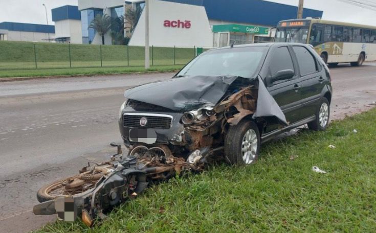 Motocicleta da vítima ficou destruída com o impacto da batida. (Foto: Reprodução)