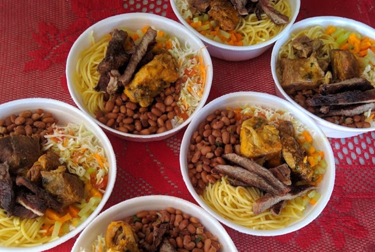 Marmitas com churrasco dispostas sobre a mesa, opção da Marmitaria do Ceará, destaque para pedir marmita em Aparecida de Goiânia 