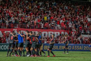 Jogadores do Atlético Goianiense comemoram na frente da torcida rubro-negra