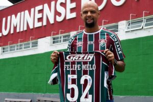 Felipe Melo posa com camisa do Fluminense