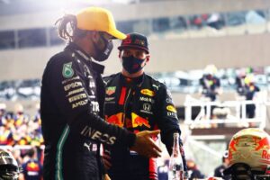 Verstappen e Hamilton conversam nos boxes