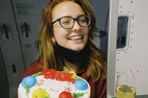Larissa Manoela comemora aniversário com bolo em avião: 'Me sentindo completa'