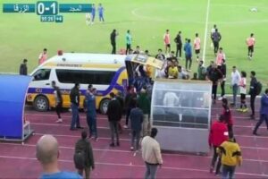 Ambulância entra em campo para socorrer treinador no Egito