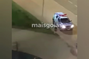Vídeo mostra momento em viatura da polícia atropela morador de rua baleado na Praça do Sol em Goiânia
