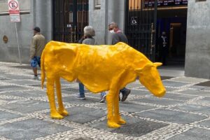 vaca bolsa de valores Escultura foi colocada no mesmo local onde tinha sido instalado Touro de Ouro. Vaca magra é instalada em frente à Bolsa de Valores, São Paulo