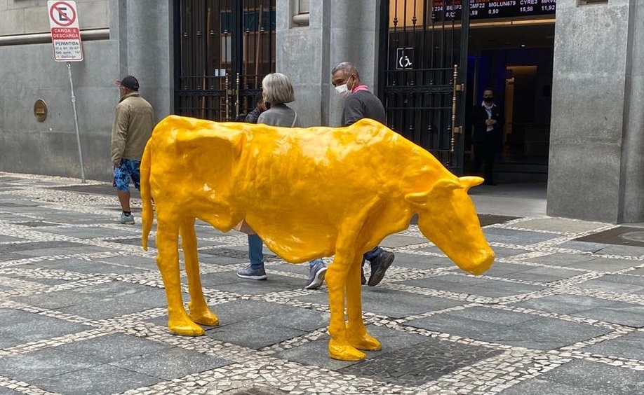 vaca bolsa de valores Escultura foi colocada no mesmo local onde tinha sido instalado Touro de Ouro. Vaca magra é instalada em frente à Bolsa de Valores, São Paulo