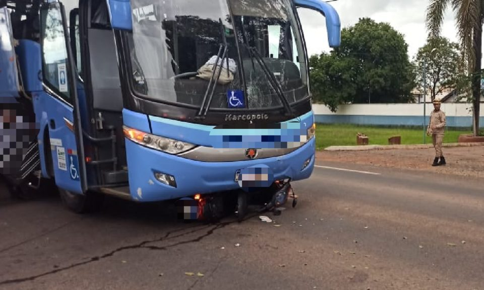 Motociclista fica ferida após colidir com ônibus em Caldas Novas