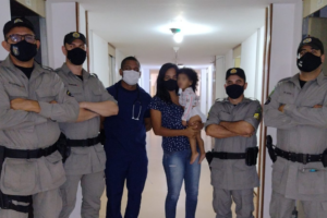 PMs salvam criança que estava engasgada, em Alto Paraíso de Goiás