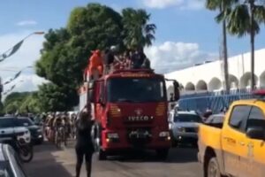Cortejo com corpo do cantor Maurílio percorre ruas de Imperatriz, no Maranhão