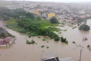 Bombeiros goianos atuam em resgates de família ilhadas por enchentes na Bahia