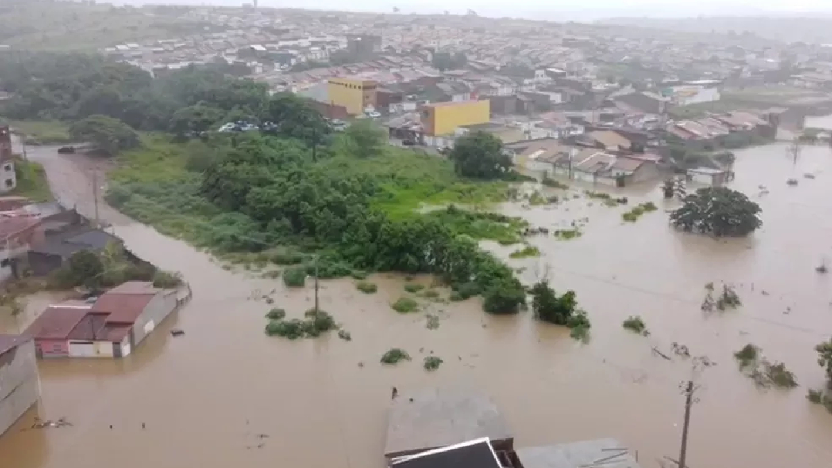 Bombeiros goianos atuam em resgates de família ilhadas por enchentes na Bahia