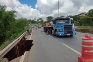 Trecho da BR-153 onde uma cratera se formou após as chuvas de domingo, em Aparecida (Foto: Defesa Civil - Divulgação)